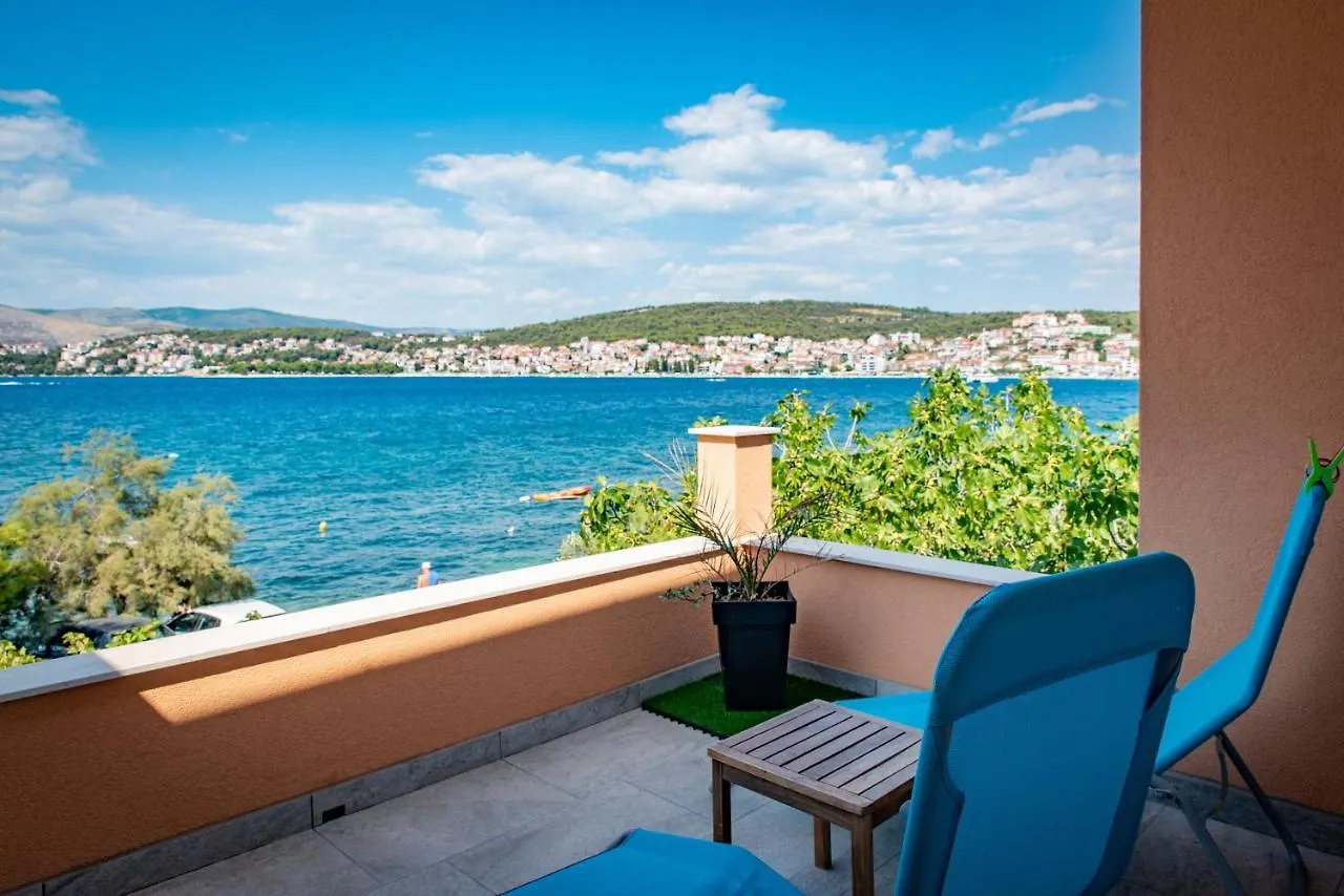Beach Holiday Home With Private Jacuzzi & Parking Trogir