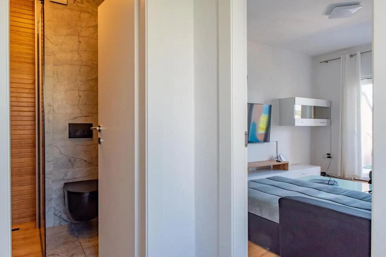 Beach Holiday Home With Private Jacuzzi & Parking Trogir