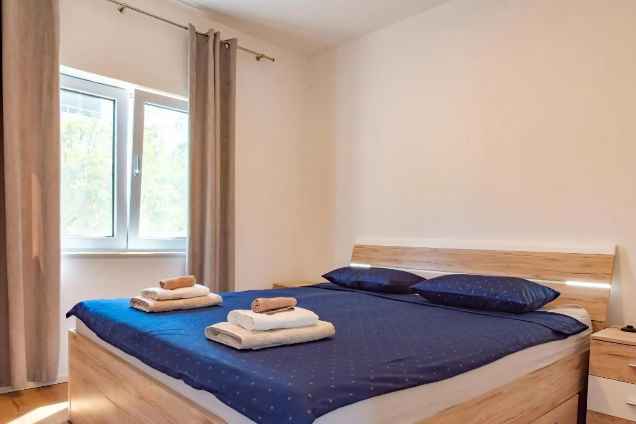 Beach Holiday Home With Private Jacuzzi & Parking Trogir