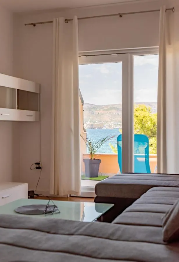 Beach Holiday Home With Private Jacuzzi & Parking Trogir