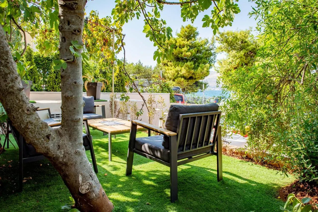 Beach Holiday Home With Private Jacuzzi & Parking Trogir