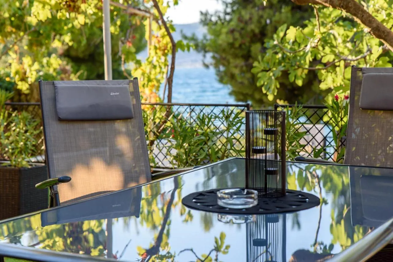Beach Holiday Home With Private Jacuzzi & Parking Trogir