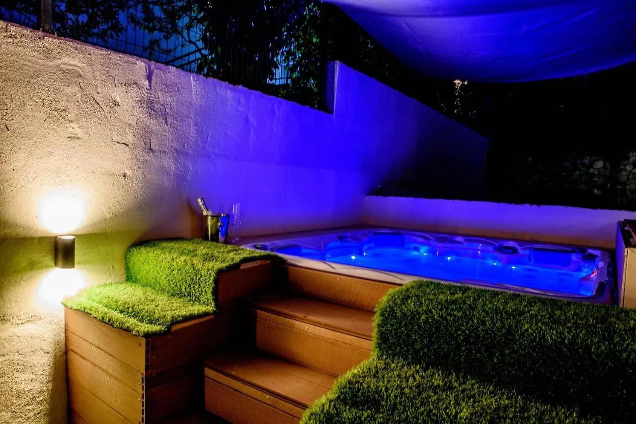 Beach Holiday Home With Private Jacuzzi & Parking Trogir