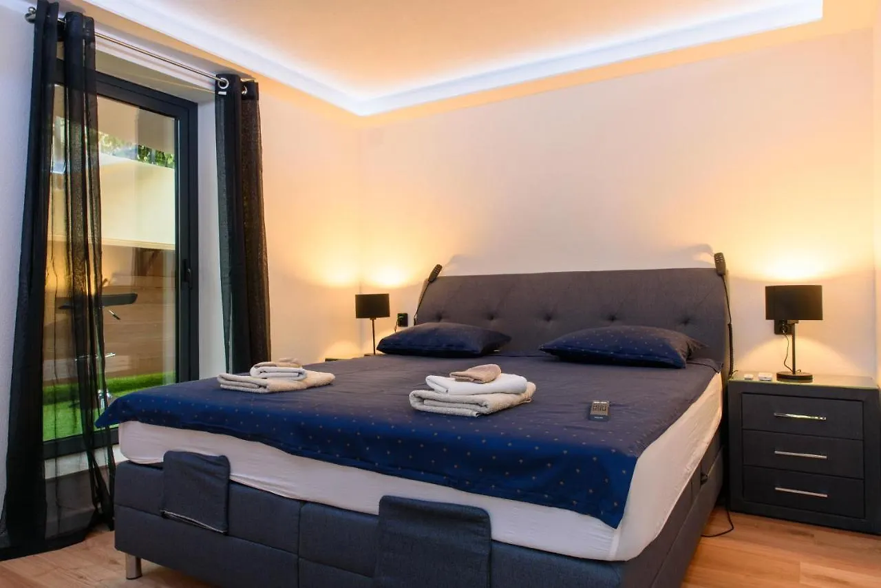 Beach Holiday Home With Private Jacuzzi & Parking Trogir