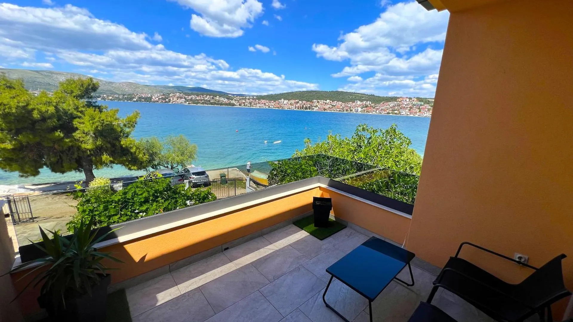 Beach Holiday Home With Private Jacuzzi & Parking Trogir