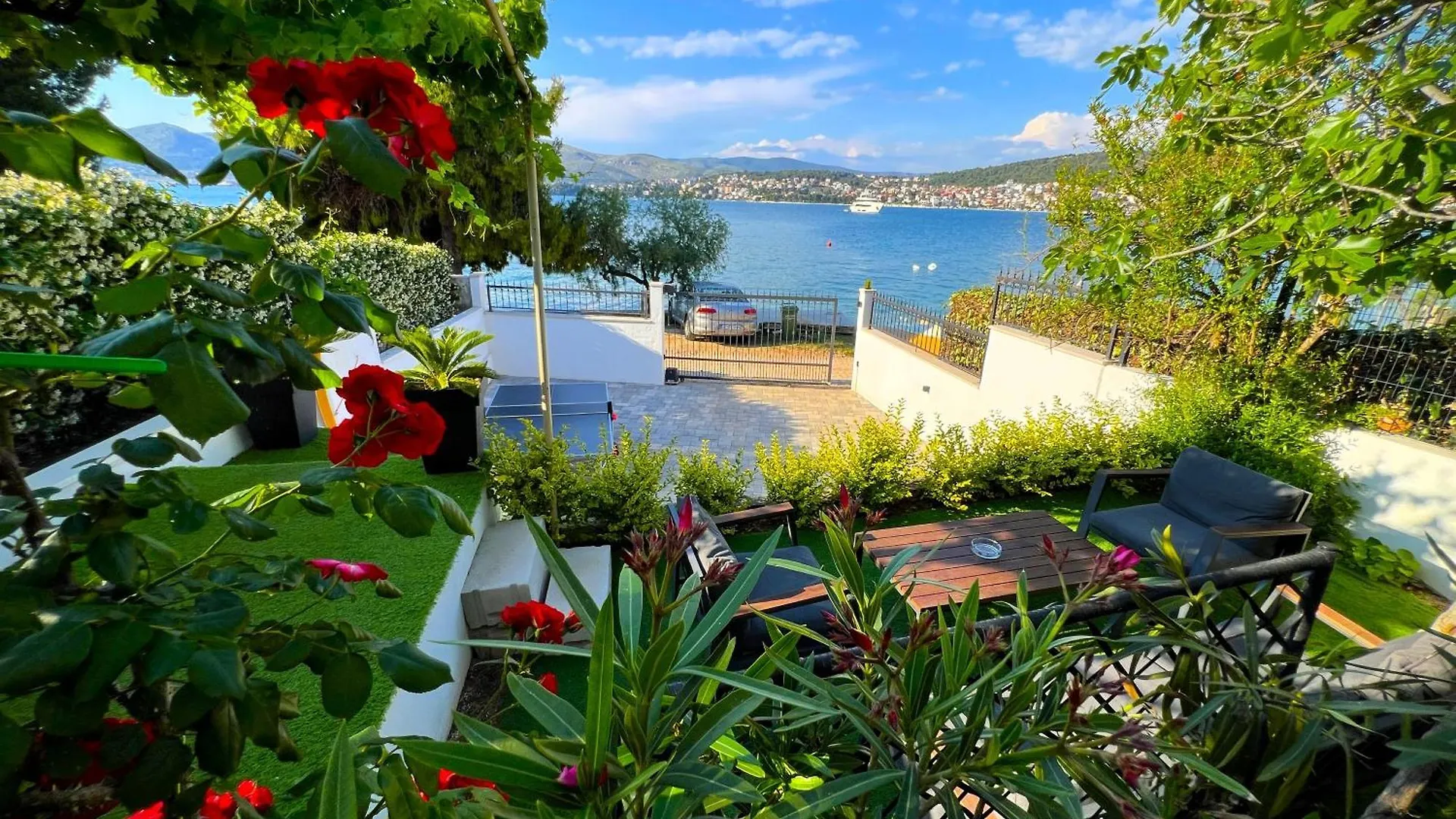 Beach Holiday Home With Private Jacuzzi & Parking Trogir